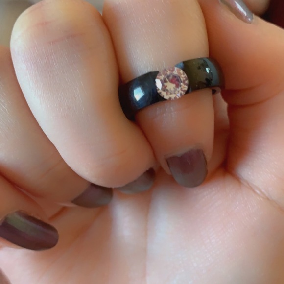 Black ring with cubic zirconia diamond - Picture 3 of 3